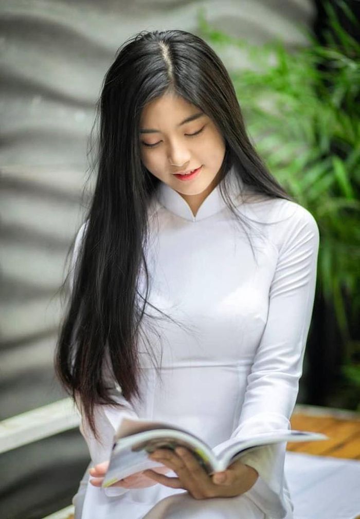 Kiểu tóc mặc áo dài trắng buông xõa tự nhiên