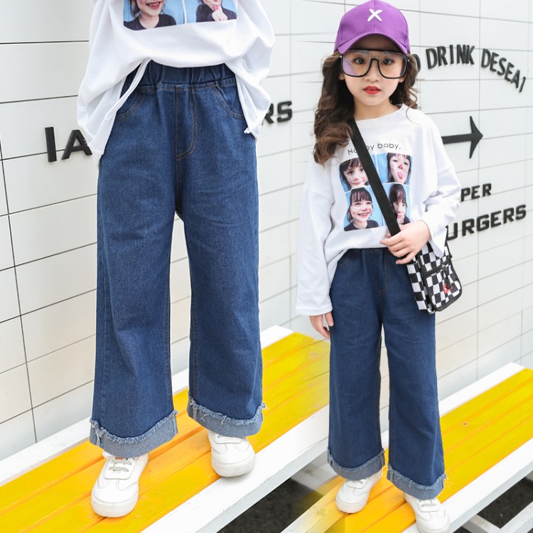 Phối đồ cá tính cho bé quần jeans rộng với áo dài tay 