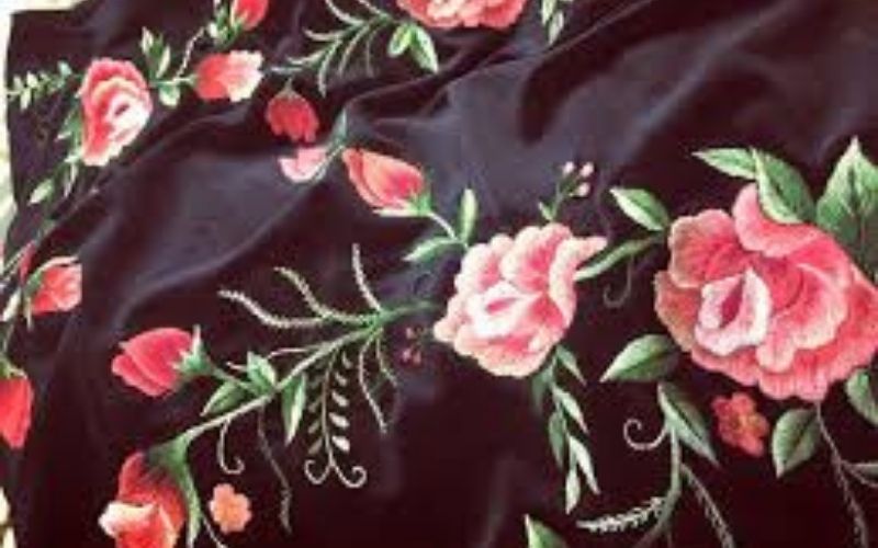 Thêu hoa hồng trên vải màu đen