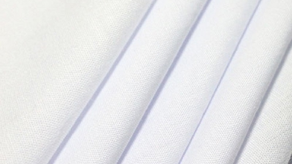Có nhiều loại vải trắng tự nhiên và nhân tạo thích hợp để may áo phông có cổ