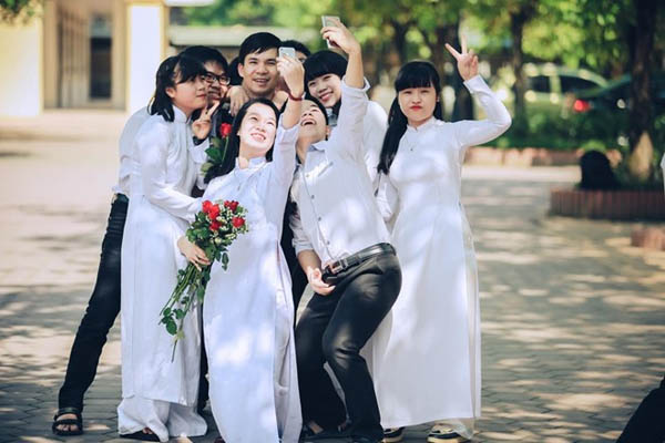Đồng phục cấp 3 tại Việt Nam thường là áo sơ mi trắng cho nam và áo dài cho nữ