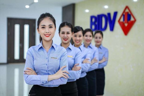 Đồng phục ngân hàng BIDV có màu xanh nhạt mang lại cảm giác trang nhã