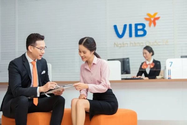 Đồng phục ngân hàng VIB nổi bật nhờ sắc cam của thương hiệu