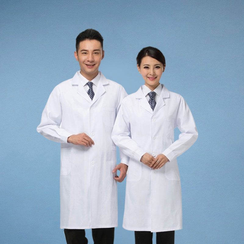 Mẫu đồng phục bác sĩ thường là áo blouse trắng dài có túi hai bên