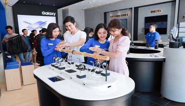 Áo thun đồng phục Samsung tay dài trong các cửa hàng trưng bày điện thoại 